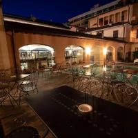 Отель Albergo Le Due Corti в Комо: 4 Звездочный , Отель, Чилим,