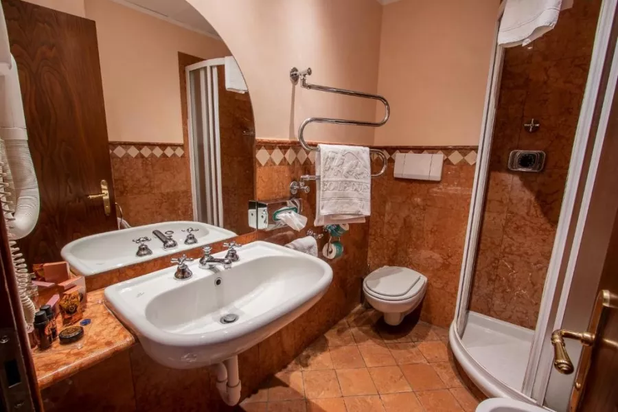 Отель Albergo Le Due Corti в Комо: 4 Звездочный , Отель, Чилим,