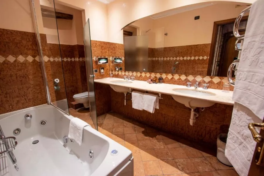 Отель Albergo Le Due Corti в Комо: 4 Звездочный , Отель, Чилим,
