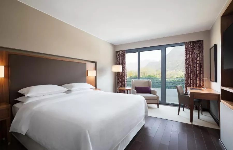 Отель Sheraton Lake Como в Комо: Гостиница, 4 Звездочная, Бассейн , Тренажерный зал , Чилим,