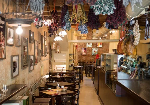 Паб, бар Il Tasca Milano в Милане: Паб , Бар , Испанская кухня , Европейская кухня , Коктейли, Музыкально,