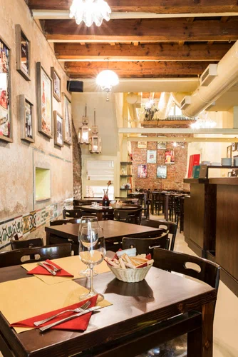 Паб, бар Il Tasca Milano в Милане: Паб , Бар , Испанская кухня , Европейская кухня , Коктейли, Музыкально,