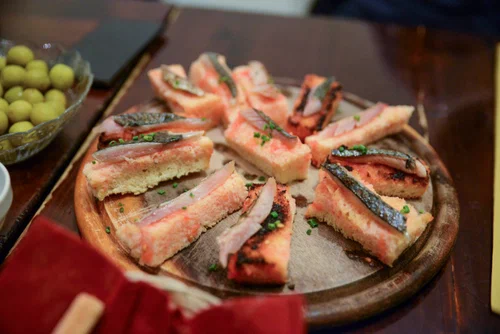 Паб, бар Il Tasca Milano в Милане: Паб , Бар , Испанская кухня , Европейская кухня , Коктейли, Музыкально,