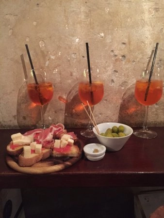 Паб, бар Il Tasca Milano в Милане: Паб , Бар , Испанская кухня , Европейская кухня , Коктейли, Музыкально,