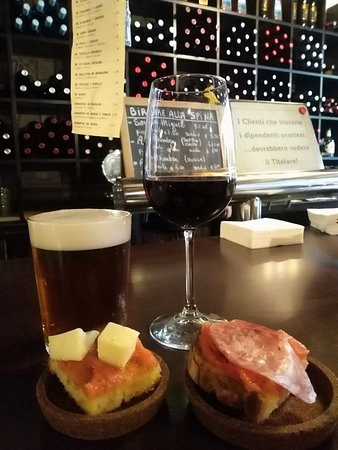 Паб, бар Il Tasca Milano в Милане: Паб , Бар , Испанская кухня , Европейская кухня , Коктейли, Музыкально,