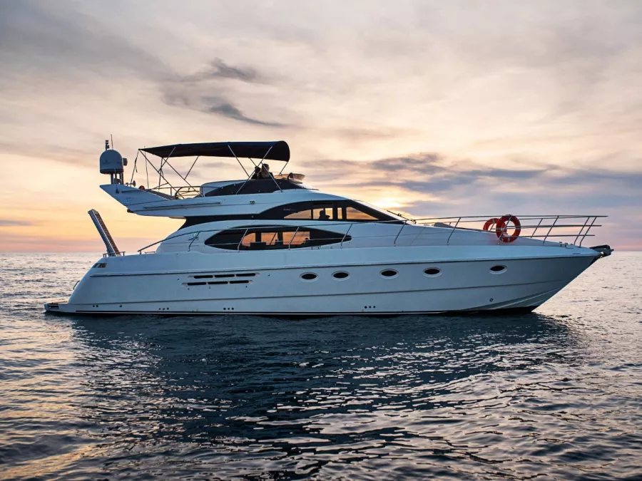 Аренда Яхты Azimut 52 в Сочи: Яхта, Аренда Яхты, Прогулка на Яхте, Морской круиз, Яхта на 10 пассажиров,