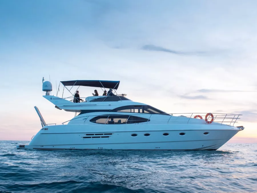 Аренда Яхты Azimut 52 в Сочи: Яхта, Аренда Яхты, Прогулка на Яхте, Морской круиз, Яхта на 10 пассажиров,