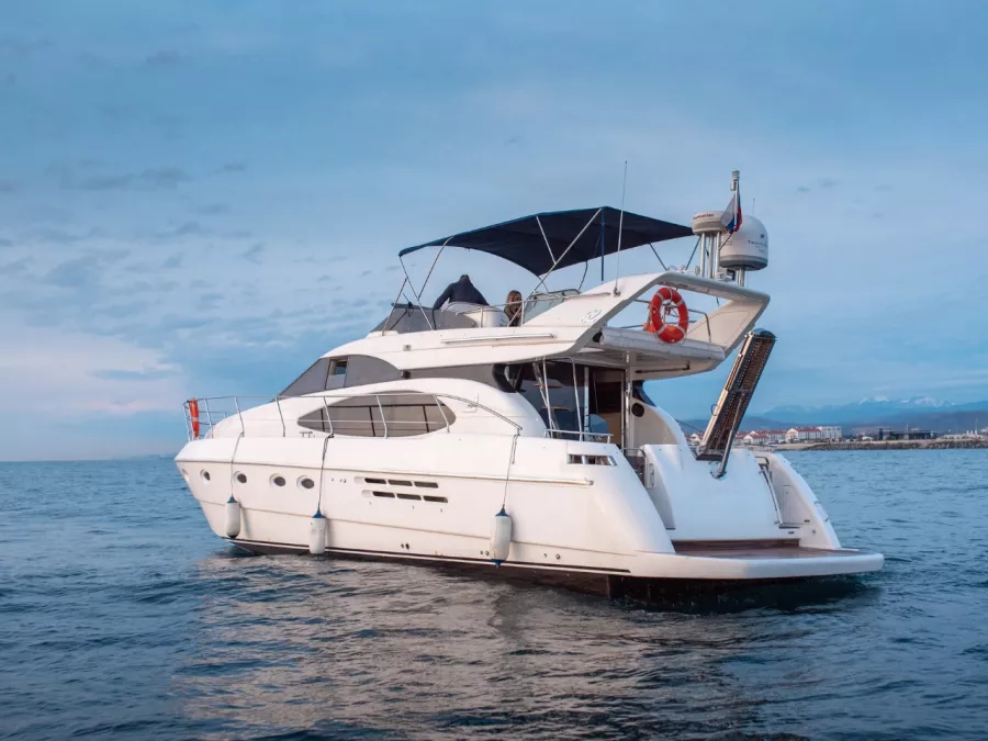 Аренда Яхты Azimut 52 в Сочи: Яхта, Аренда Яхты, Прогулка на Яхте, Морской круиз, Яхта на 10 пассажиров,