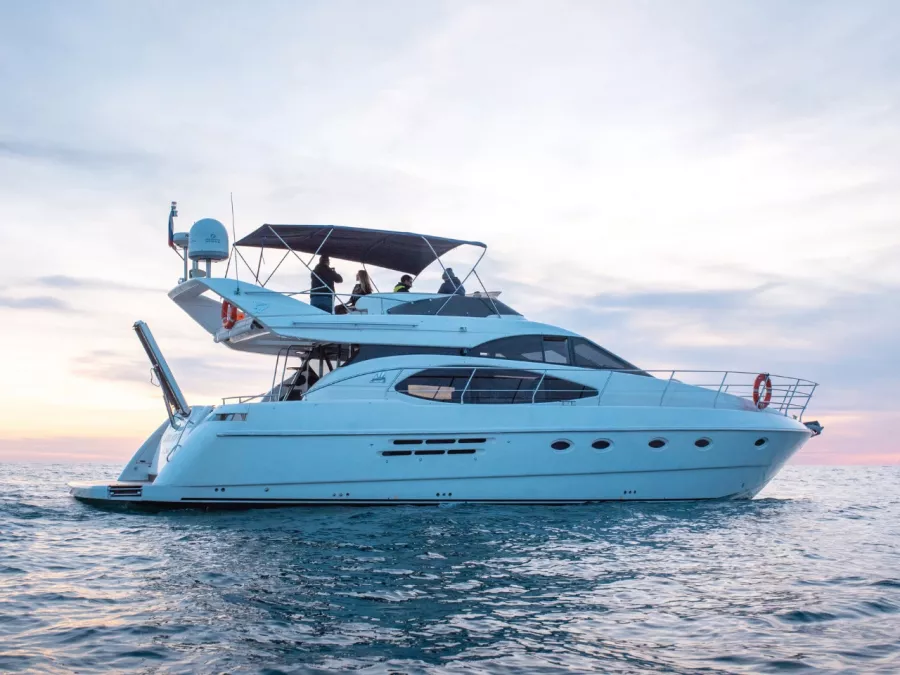Аренда Яхты Azimut 52 в Сочи: Яхта, Аренда Яхты, Прогулка на Яхте, Морской круиз, Яхта на 10 пассажиров,