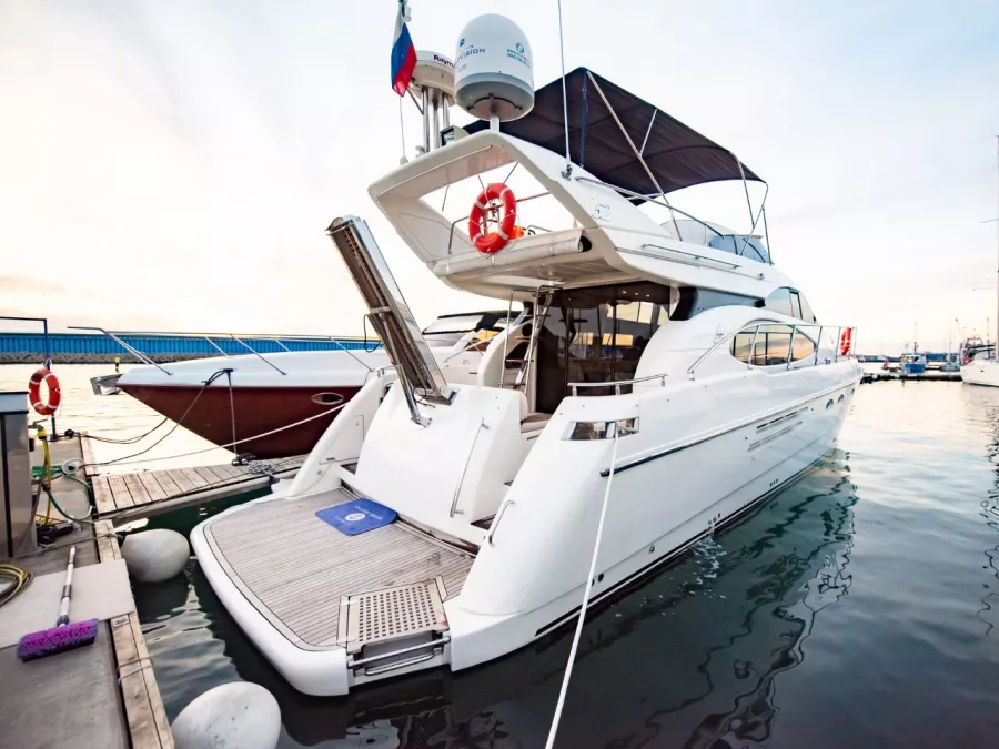 Аренда Яхты Azimut 52 в Сочи: Яхта, Аренда Яхты, Прогулка на Яхте, Морской круиз, Яхта на 10 пассажиров,