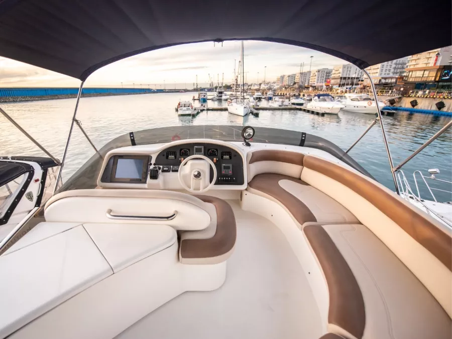 Аренда Яхты Azimut 52 в Сочи: Яхта, Аренда Яхты, Прогулка на Яхте, Морской круиз, Яхта на 10 пассажиров,