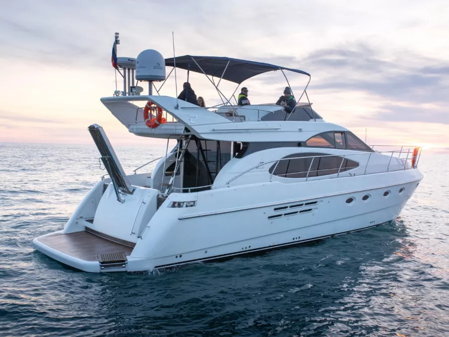 Аренда Яхты Azimut 52 в Сочи: Яхта, Аренда Яхты, Прогулка на Яхте, Морской круиз, Яхта на 10 пассажиров,