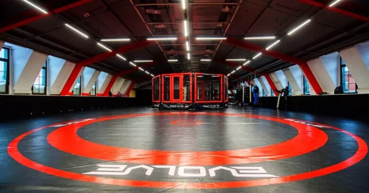 Спортивный клуб "Evolve Gym".