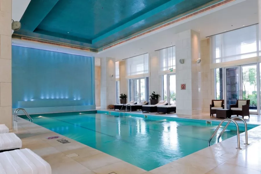 Отель The Ritz-Carlton Executive Residences 5* в Дубаи: Отель, Номера, Бассейн, СПА-центр, Фитнес-центр, Конференц-залы, Бизнес-центр, Рестораны, Шведский стол,