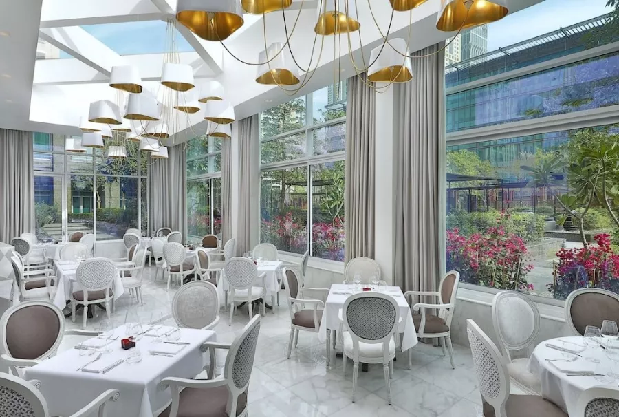 Отель The Ritz-Carlton Executive Residences 5* в Дубаи: Отель, Номера, Бассейн, СПА-центр, Фитнес-центр, Конференц-залы, Бизнес-центр, Рестораны, Шведский стол,