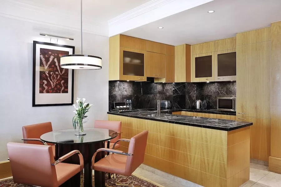 Отель The Ritz-Carlton Executive Residences 5* в Дубаи: Отель, Номера, Бассейн, СПА-центр, Фитнес-центр, Конференц-залы, Бизнес-центр, Рестораны, Шведский стол,