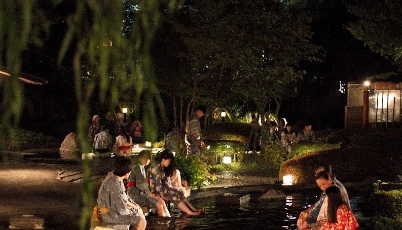 Онсэн - Oedo Onsen Monogatari в Токио: Ванна для ног аси-ю, Горячие источники, Сауна, Спа-процедуры, Ресторанный дворик ,