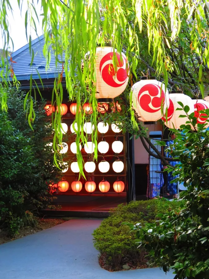 Онсэн - Oedo Onsen Monogatari в Токио: Ванна для ног аси-ю, Горячие источники, Сауна, Спа-процедуры, Ресторанный дворик ,