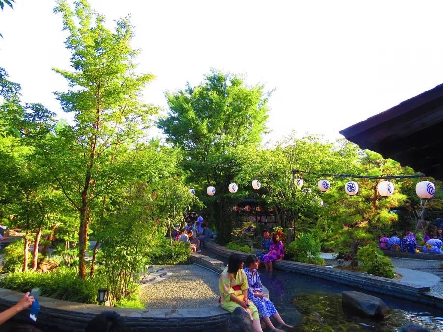 Онсэн - Oedo Onsen Monogatari в Токио: Ванна для ног аси-ю, Горячие источники, Сауна, Спа-процедуры, Ресторанный дворик ,