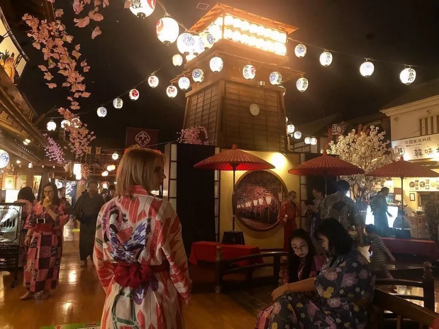 Онсэн - Oedo Onsen Monogatari в Токио: Ванна для ног аси-ю, Горячие источники, Сауна, Спа-процедуры, Ресторанный дворик ,
