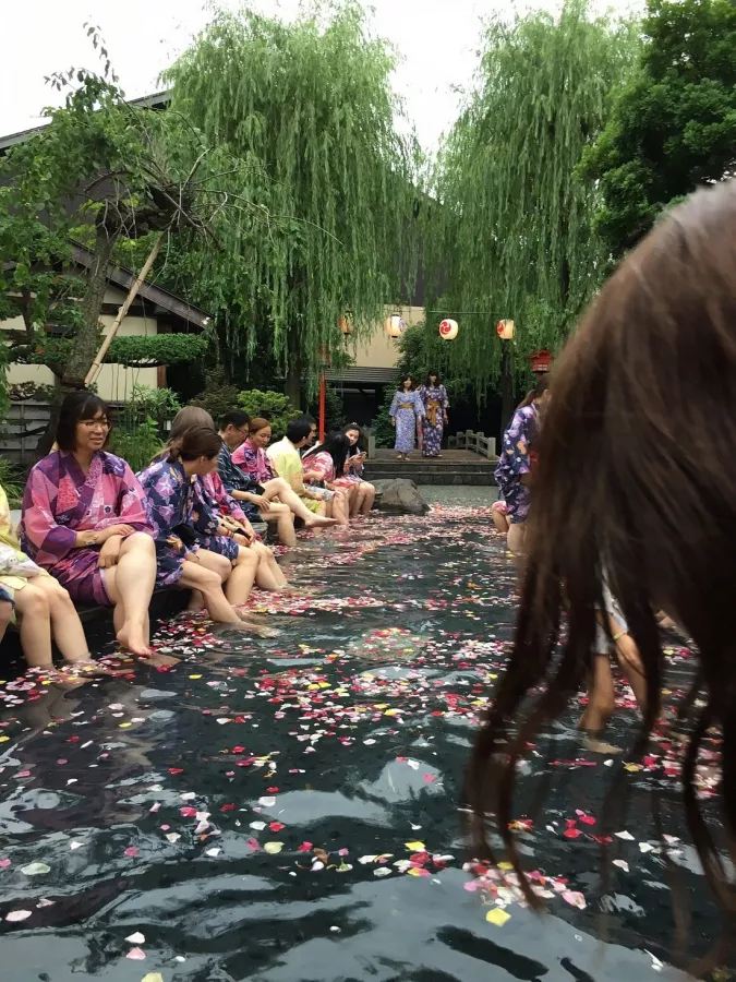 Онсэн - Oedo Onsen Monogatari в Токио: Ванна для ног аси-ю, Горячие источники, Сауна, Спа-процедуры, Ресторанный дворик ,