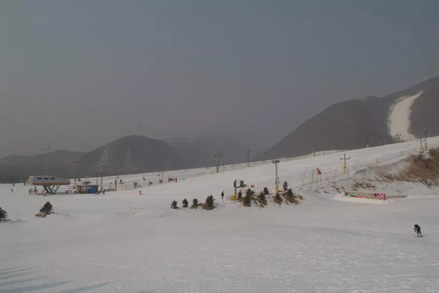 Горнолыжный курорт Jundushan Ski в Пекине: Зоны катания на горных лыжах и сноубордах, Фуникулёр,