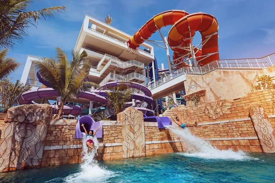 Аквапарк Aquaventure в Дубаи: Аквапарк, Водные развлечения, Бассейны, Водные горки, Развлечения для всей семьи, Искусственные реки, Водные аттракционы, Игровые зоны, Кафе,