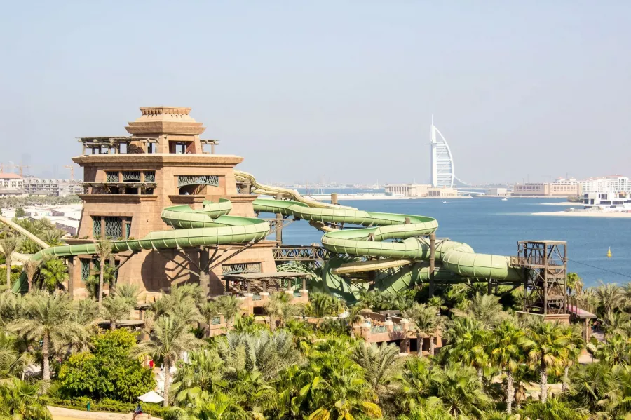 Аквапарк Aquaventure в Дубаи: Аквапарк, Водные развлечения, Бассейны, Водные горки, Развлечения для всей семьи, Искусственные реки, Водные аттракционы, Игровые зоны, Кафе,
