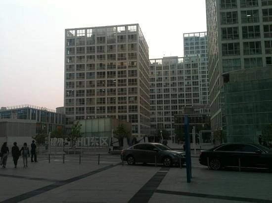 Торговый центр,,Jianwai SOHO / SOHO China’’ в Пекине: Шоппинг, Кафе, Салоны красоты,