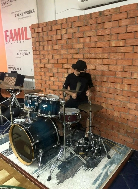 Студия звукозаписи Pro-Live FAMILY RECORDS в Ейске: Запись, Инструмента, Вокал, Звукорежиссер ,