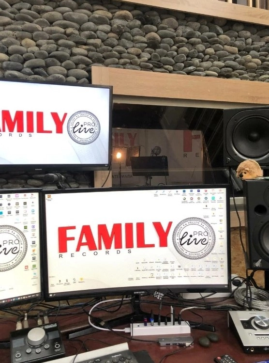 Студия звукозаписи Pro-Live FAMILY RECORDS в Ейске: Запись, Инструмента, Вокал, Звукорежиссер ,
