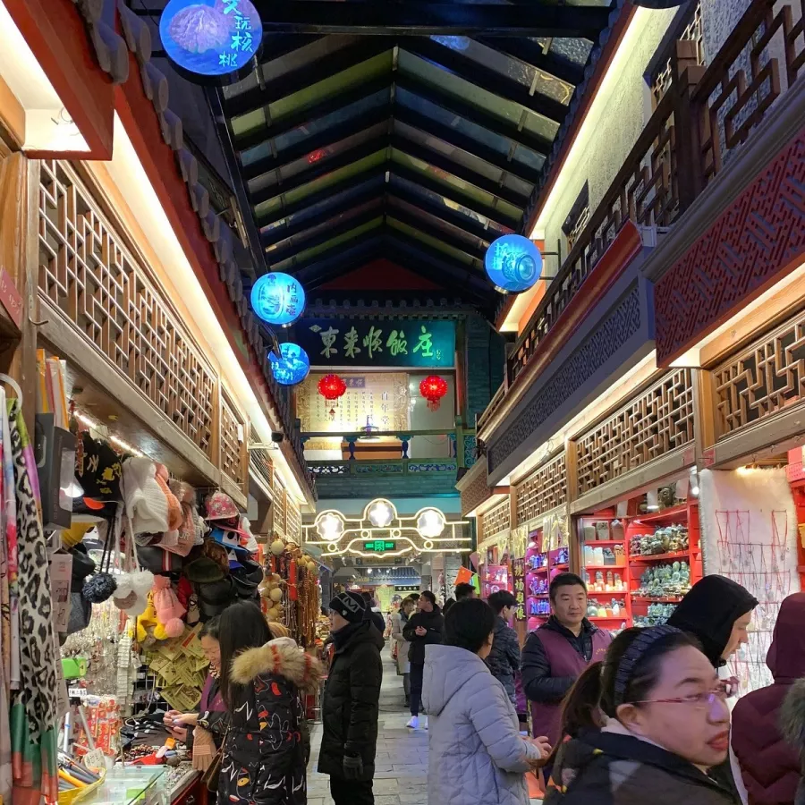 Торговая площадь Qianmen Main Street Mall в Пекине: Магазины, Сувениры, Стрит фуд,
