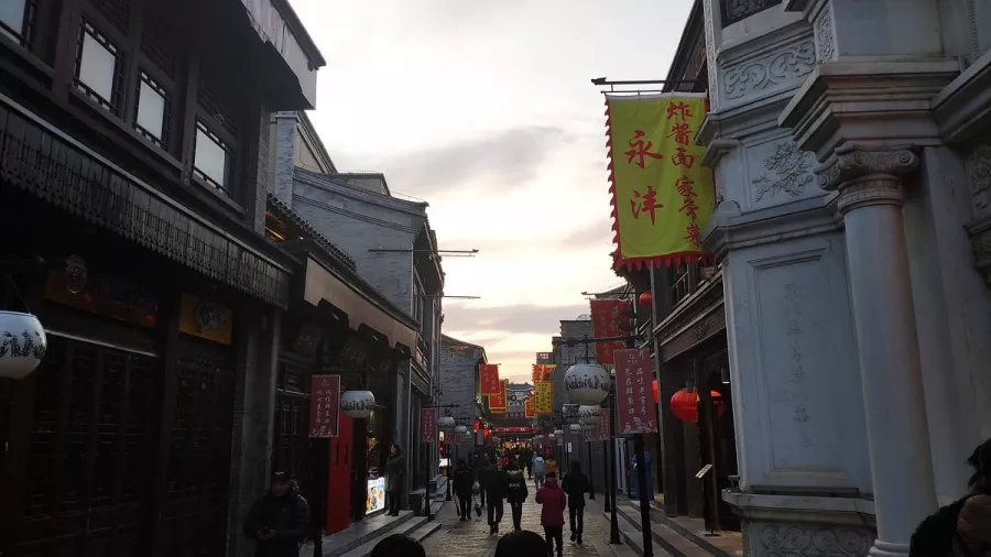 Торговая площадь Qianmen Main Street Mall в Пекине: Магазины, Сувениры, Стрит фуд,