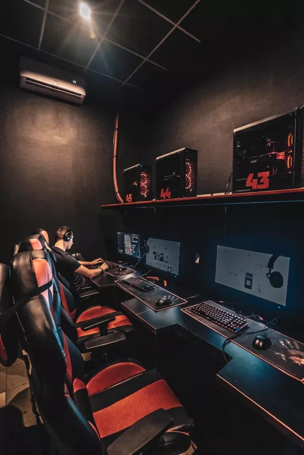 Игровой клубСектор Кибер клуб в Владивостоке: Киберспорт, Компьютерный клуб, Развлечение, Игры,