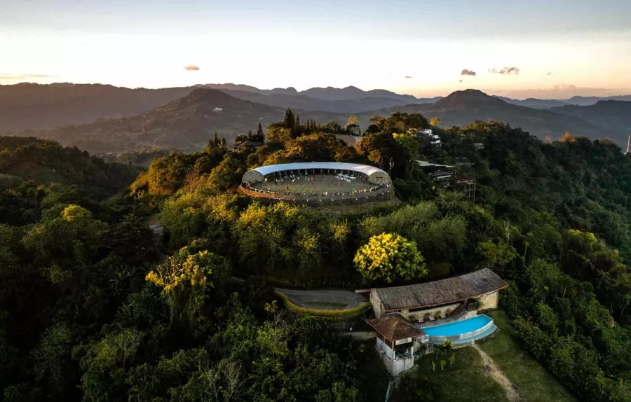 Ресторан Top of Cebu в Себу: Ресторан, Бар, Смотровая площадка, Еда,