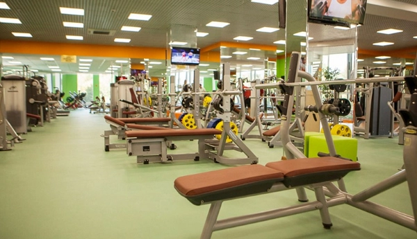 Оздоровительный центр "Gold’s Fitness".