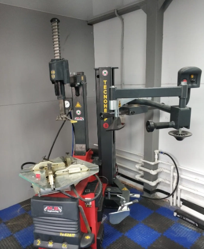 Автотехцентр "Wheels service''.