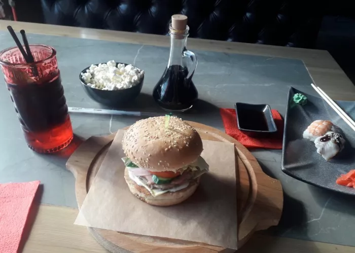 Служба доставки "Bikers Pizza & Rolls"