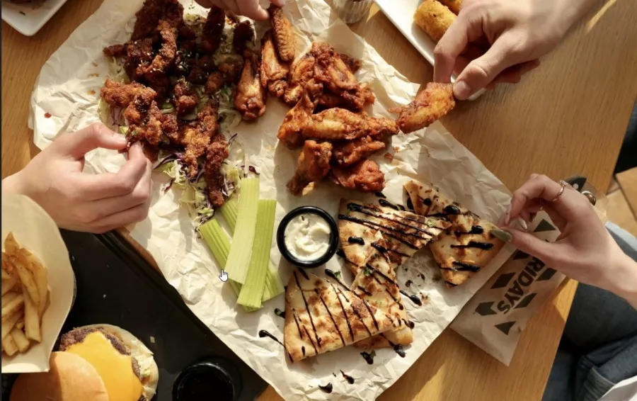 Ресторан американской кухни Tgi fridays в Москве: Бар, Американская кухня, Доставка готовых блюд, Ресторан,