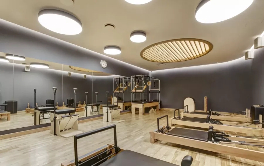 Фитнес-клуб FIJI SPORT CLUB в Москве: Аквааэробика, Аэробика, Боевые искусства, Детский уголок, Йога, Бассейн, Тренажёры, Les Mills, Персональный тренер, Танцы, SPA, Бокс, Сауна,