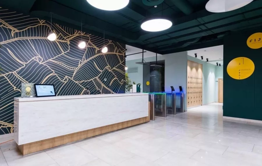 Фитнес-клуб FIJI SPORT CLUB в Москве: Аквааэробика, Аэробика, Боевые искусства, Детский уголок, Йога, Бассейн, Тренажёры, Les Mills, Персональный тренер, Танцы, SPA, Бокс, Сауна,