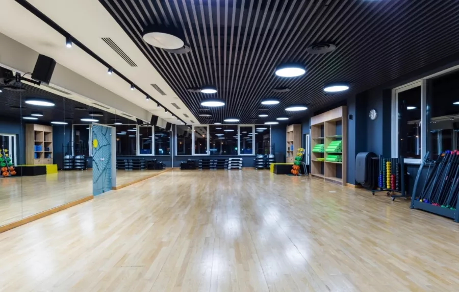 Фитнес-клуб FIJI SPORT CLUB в Москве: Аквааэробика, Аэробика, Боевые искусства, Детский уголок, Йога, Бассейн, Тренажёры, Les Mills, Персональный тренер, Танцы, SPA, Бокс, Сауна,