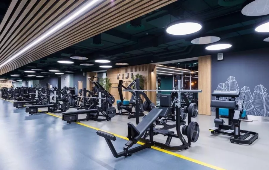 Фитнес-клуб FIJI SPORT CLUB в Москве: Аквааэробика, Аэробика, Боевые искусства, Детский уголок, Йога, Бассейн, Тренажёры, Les Mills, Персональный тренер, Танцы, SPA, Бокс, Сауна,