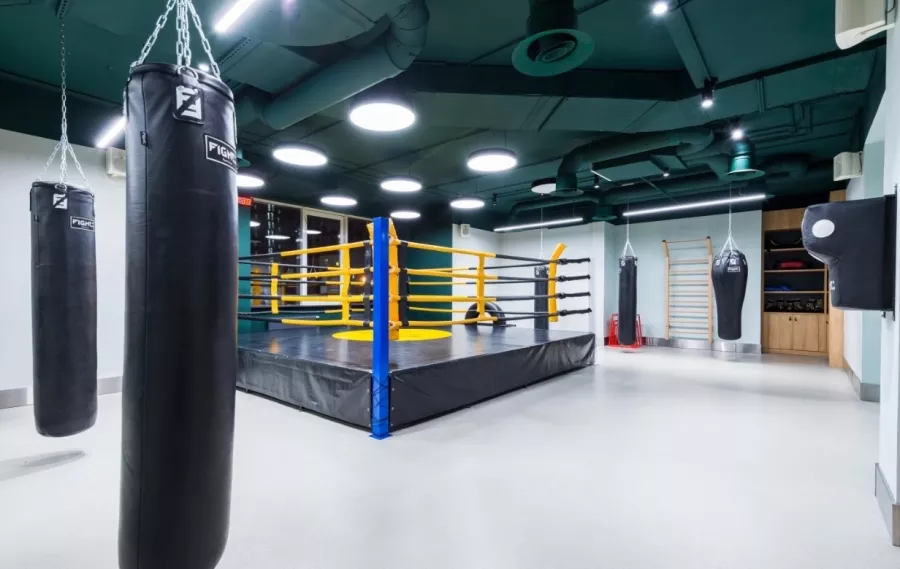 Фитнес-клуб FIJI SPORT CLUB в Москве: Аквааэробика, Аэробика, Боевые искусства, Детский уголок, Йога, Бассейн, Тренажёры, Les Mills, Персональный тренер, Танцы, SPA, Бокс, Сауна,