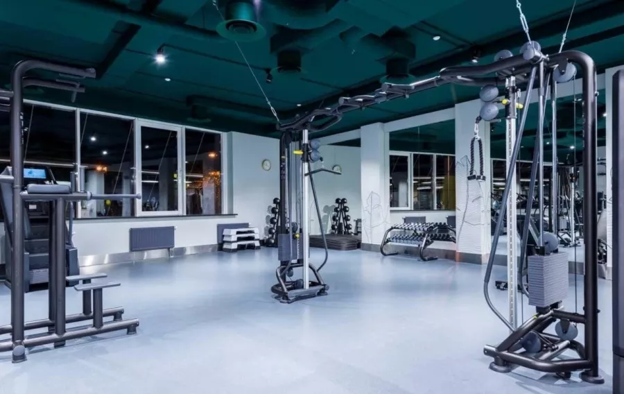 Фитнес-клуб FIJI SPORT CLUB в Москве: Аквааэробика, Аэробика, Боевые искусства, Детский уголок, Йога, Бассейн, Тренажёры, Les Mills, Персональный тренер, Танцы, SPA, Бокс, Сауна,