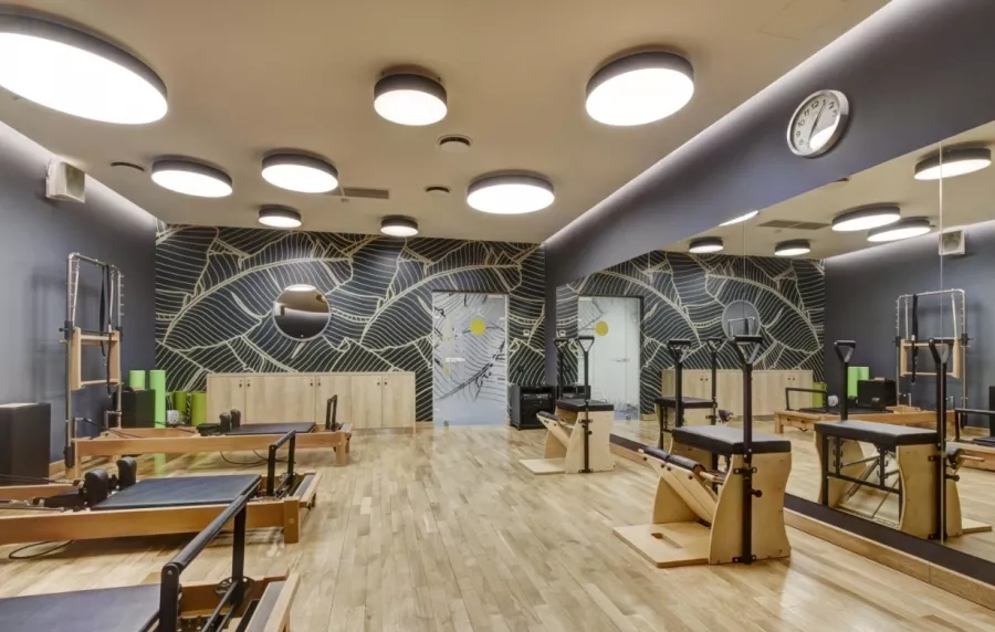 Фитнес-клуб FIJI SPORT CLUB в Москве: Аквааэробика, Аэробика, Боевые искусства, Детский уголок, Йога, Бассейн, Тренажёры, Les Mills, Персональный тренер, Танцы, SPA, Бокс, Сауна,
