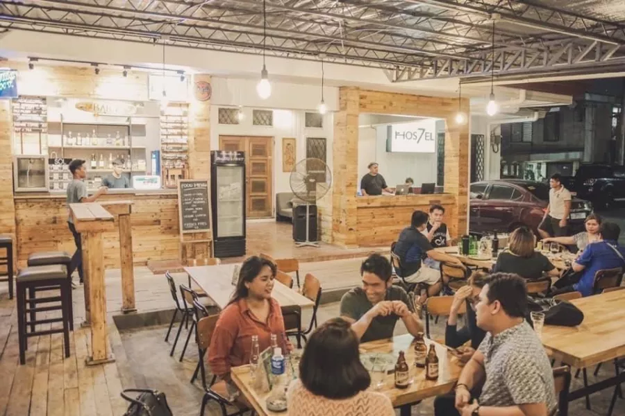Хостел Seven Cebu в Себу: Диджей, Бар, Кафе, Вечеринки, Жилье,