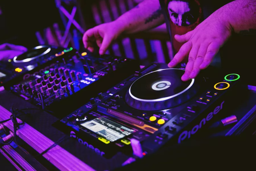 Аудиошкола DJ Грува в Москве: Школа Диджеев, Диджеинг, Диджей на Радио, Школа дж. Грува, Школа Электронной Музыки,