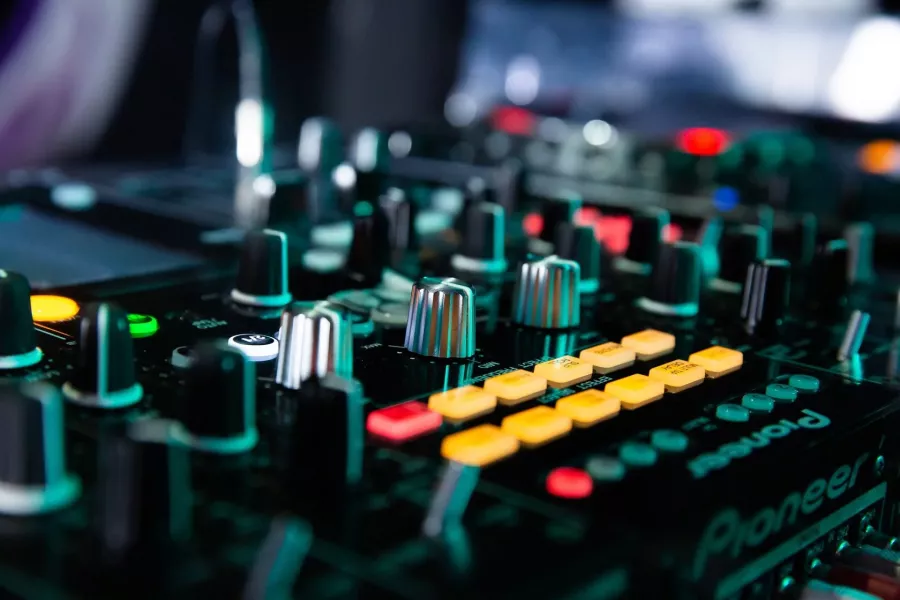 Аудиошкола DJ Грува в Москве: Школа Диджеев, Диджеинг, Диджей на Радио, Школа дж. Грува, Школа Электронной Музыки,