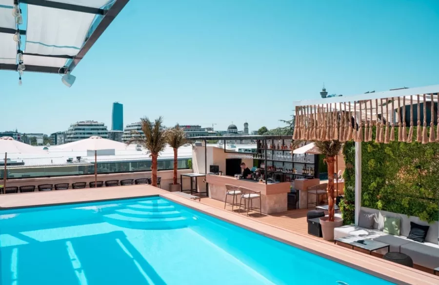 Skyfall - Rooftop Pool & Lounge в Белграде: Бассейн, Высотка, Гостиная, Напитки,